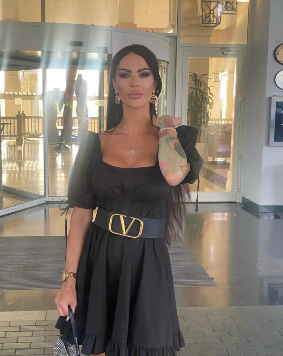Abelle escort in Paris