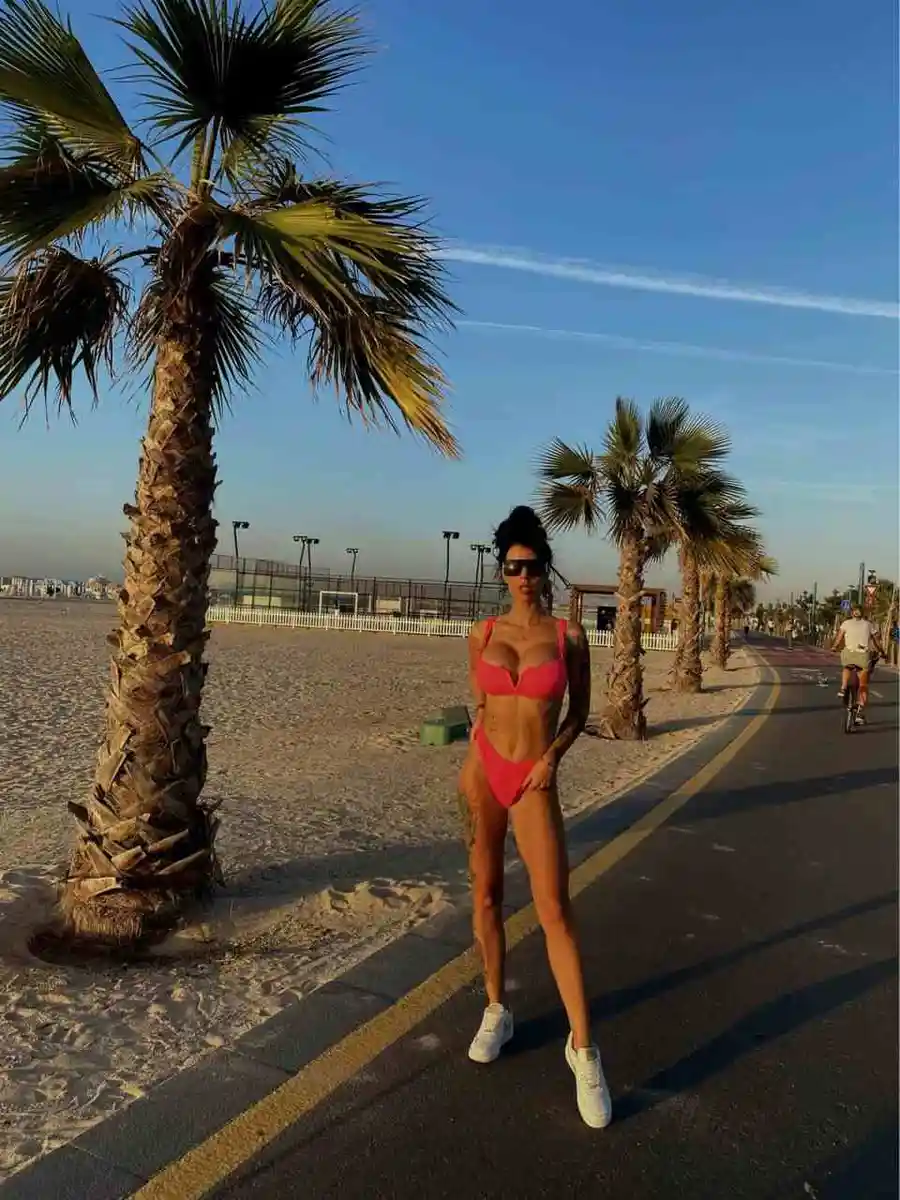 Abelle escort in Paris