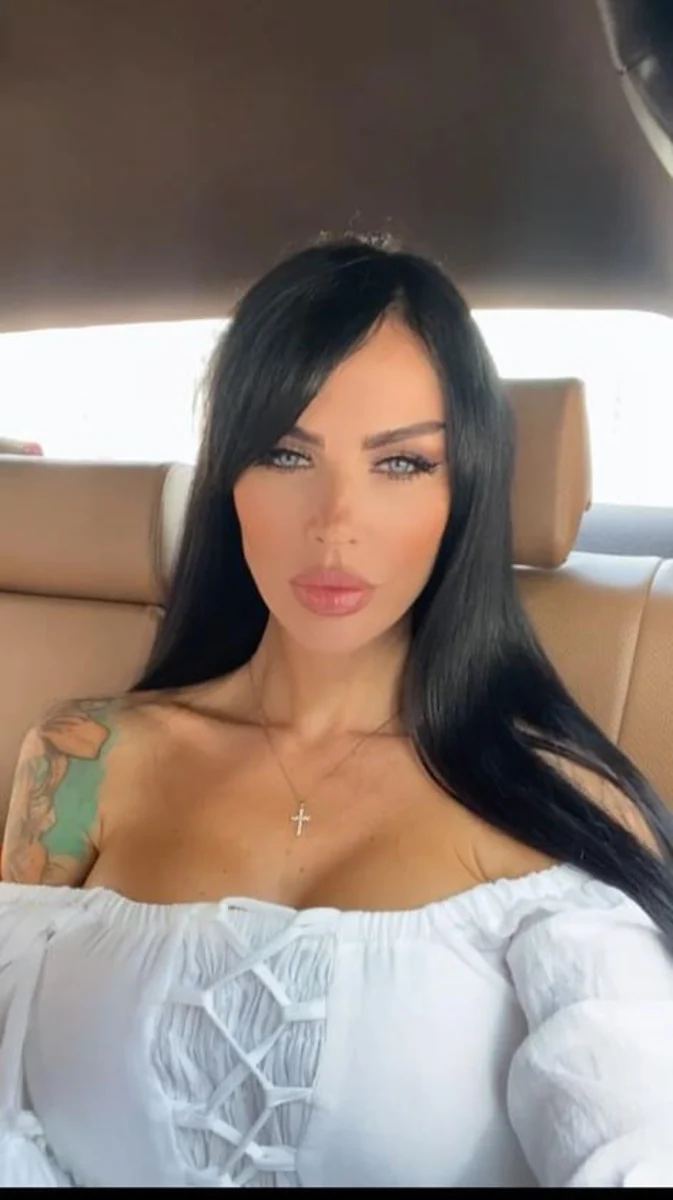 Abelle escort in Paris
