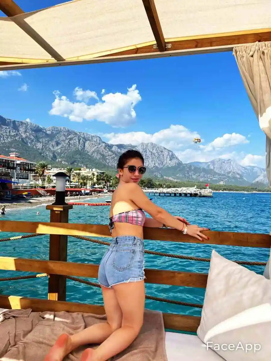 Apina escort in Paris