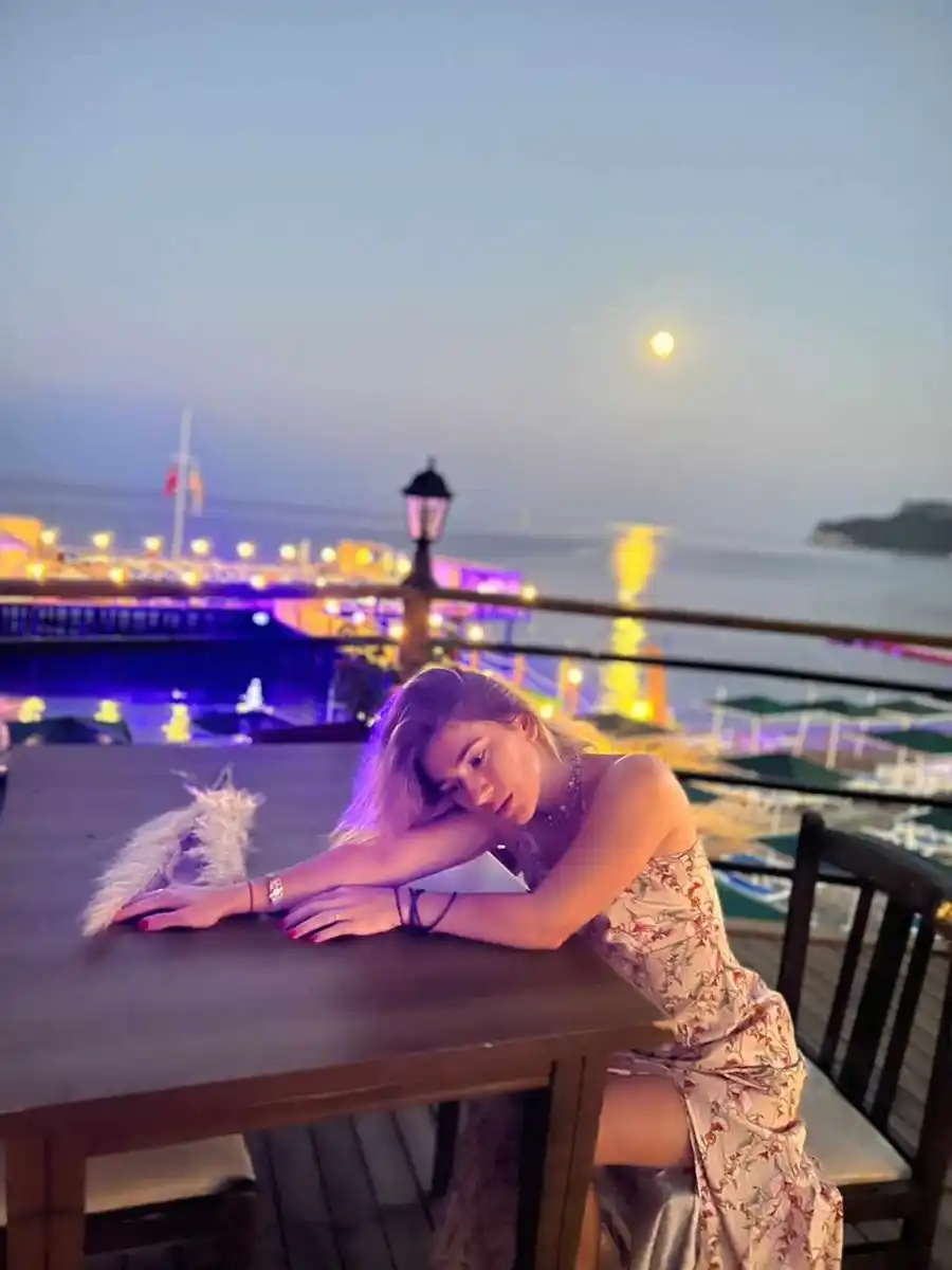 Apina escort in Paris