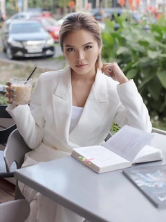 Asty escort in Paris