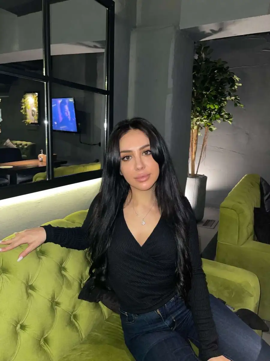 Asty escort in Paris