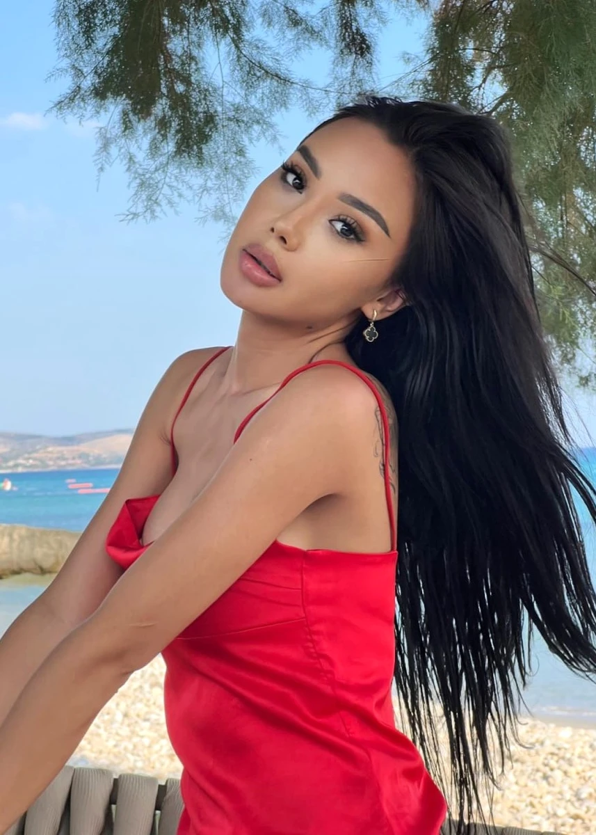 Danelia escort in Paris
