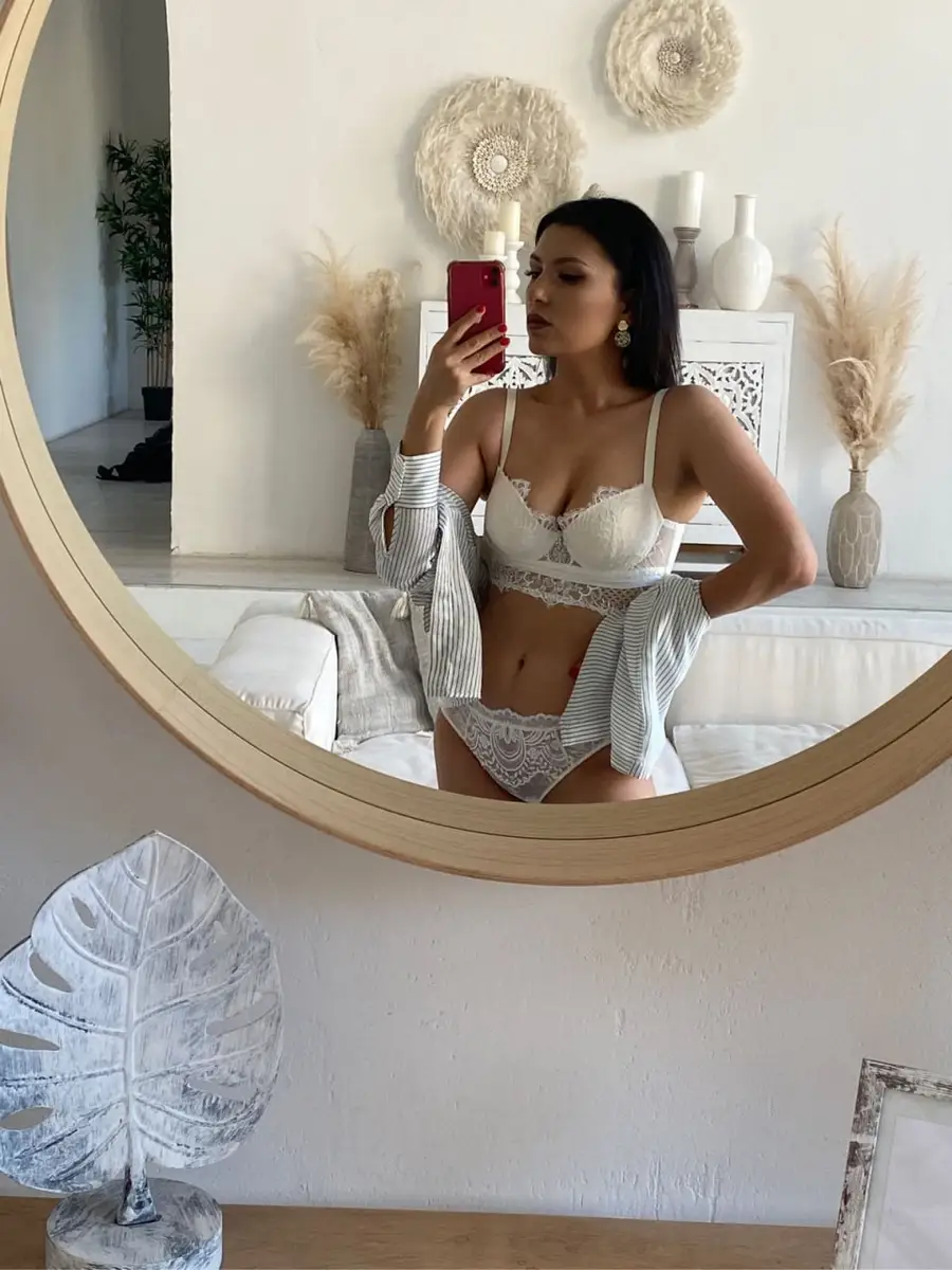 Elmira escort in Paris