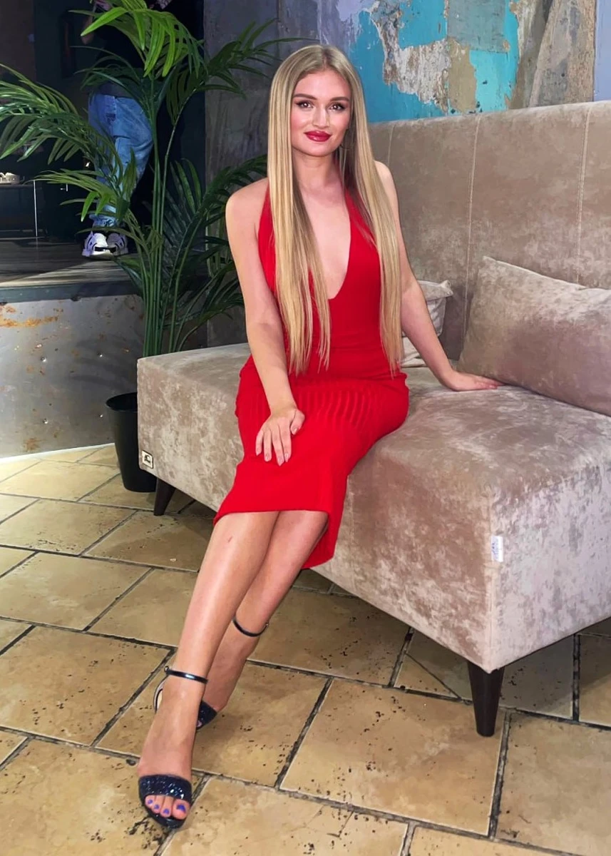 Kira escort in Paris