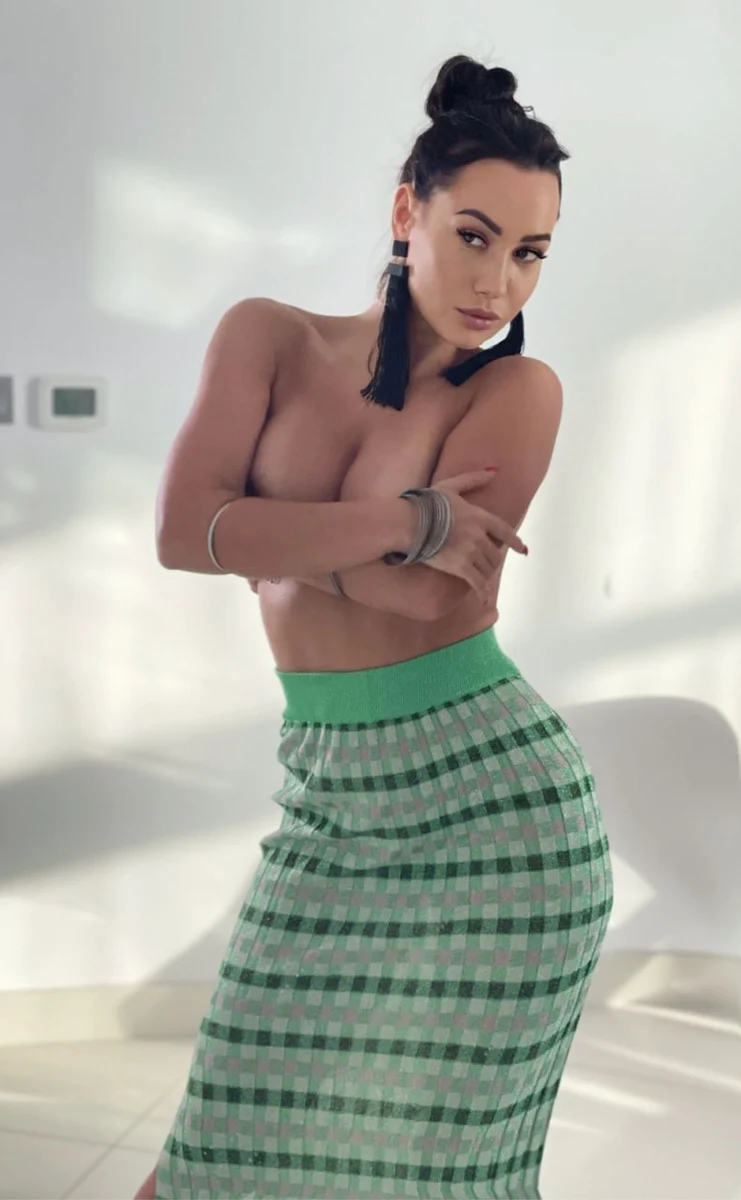 Lara escort in Paris