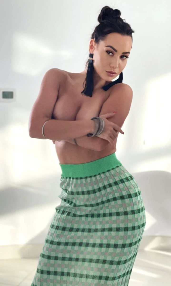 Lara escort in Paris