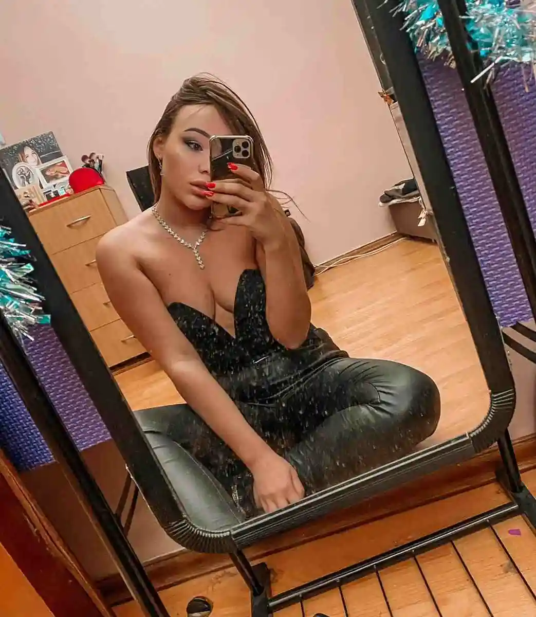Malika escort in Paris