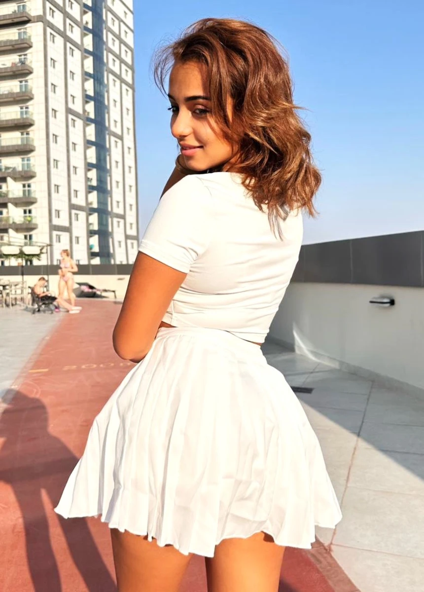Olya escort in Paris