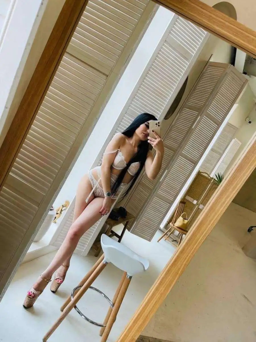 Samira escort in Paris