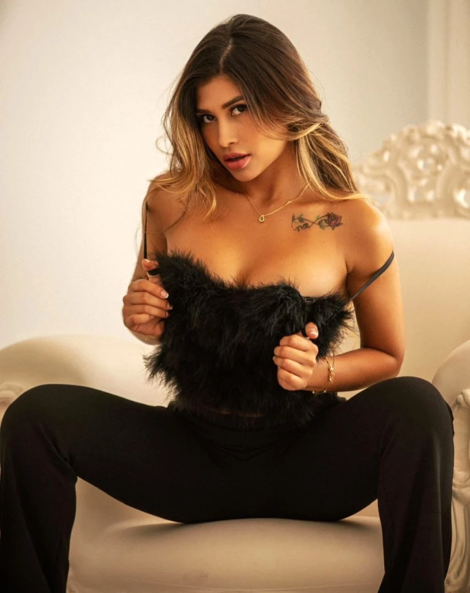 Sarita escort in Paris