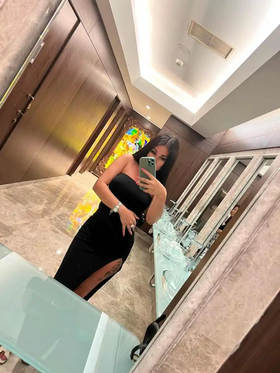 Selima escort in Paris