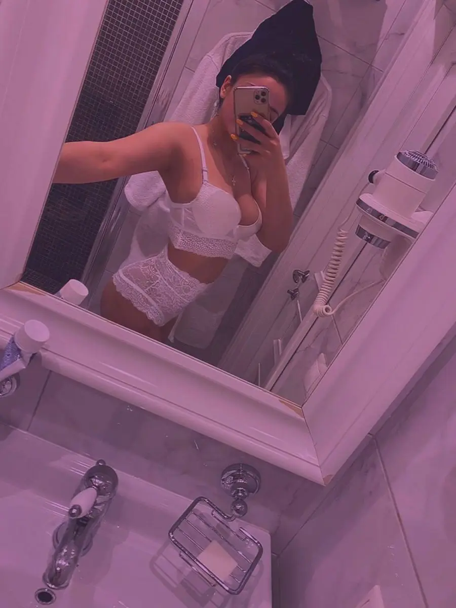 Sima escort in Paris
