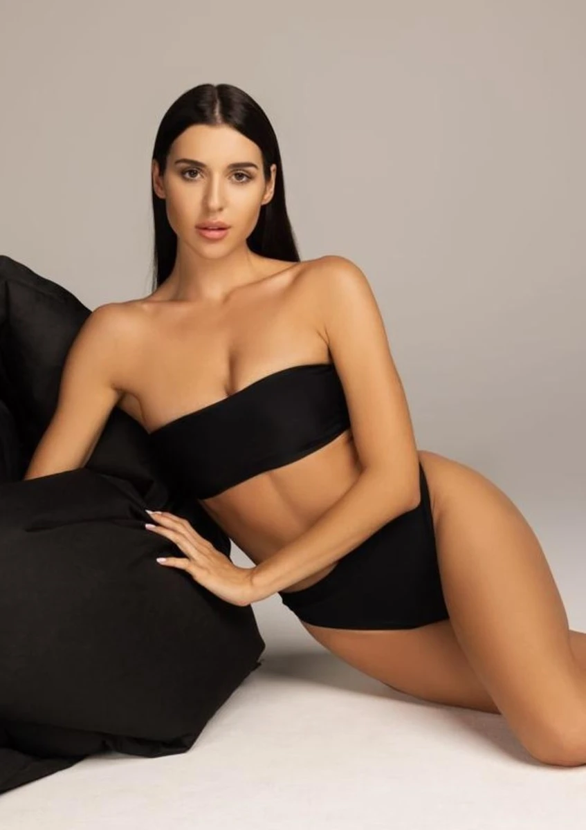 Victoria escort in Paris