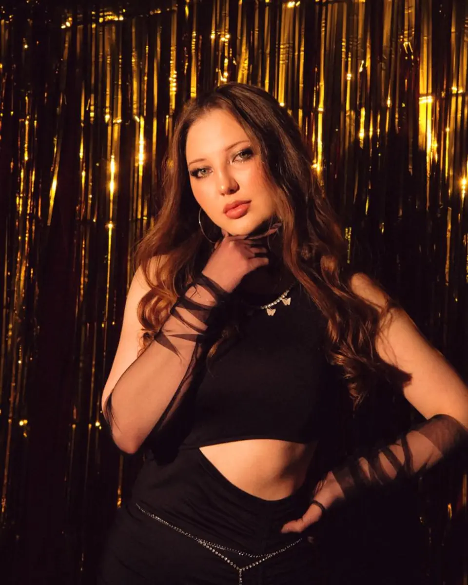 Violetta escort in Paris